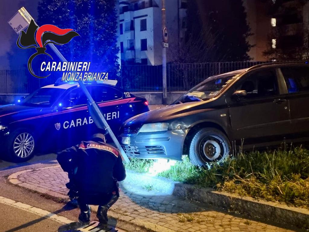 Giussano, 23enne ubriaco si schianta contro un palo e rifiuta l’alcoltest. Denunciato