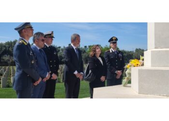 Deposte corone nei cimiteri militari alla periferia di Catania