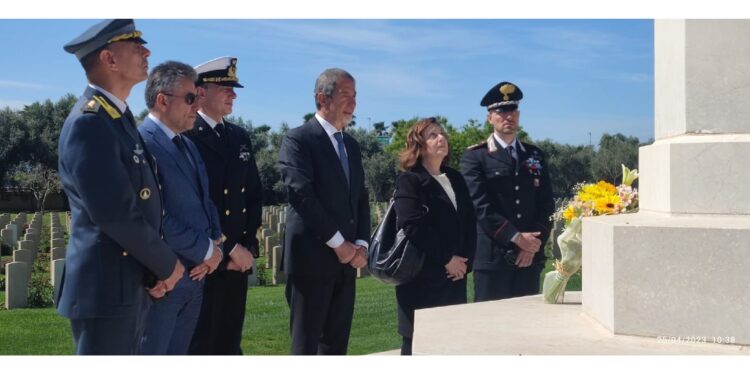 Deposte corone nei cimiteri militari alla periferia di Catania