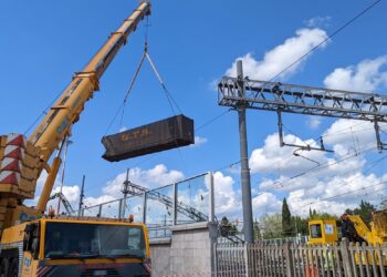 A terra ancora traliccio energia per alimentazione linea treni