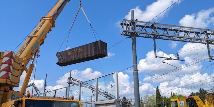 A terra ancora traliccio energia per alimentazione linea treni