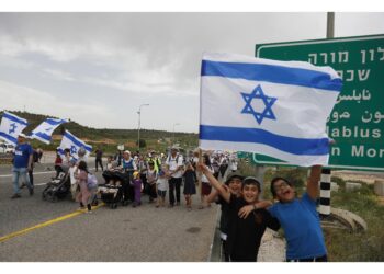 Mobilitato l'esercito. Lacrimogeni contro protesta palestinese