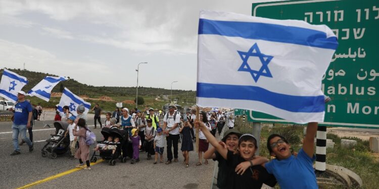 Mobilitato l'esercito. Lacrimogeni contro protesta palestinese