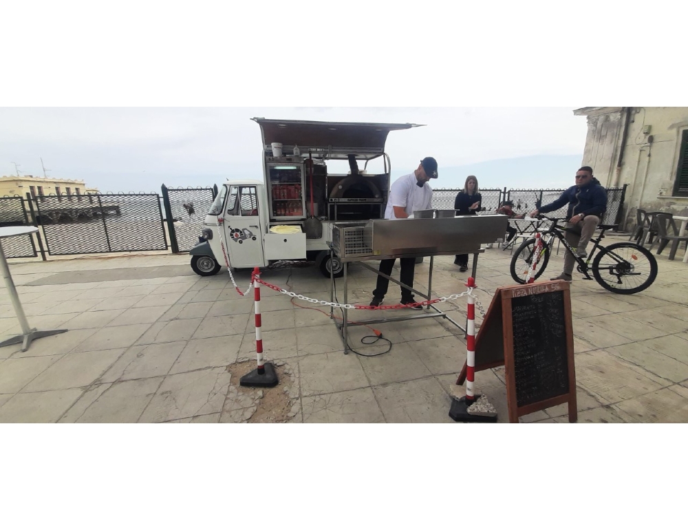 Da Varese torna a Palermo e sforna pizze con moto Ape