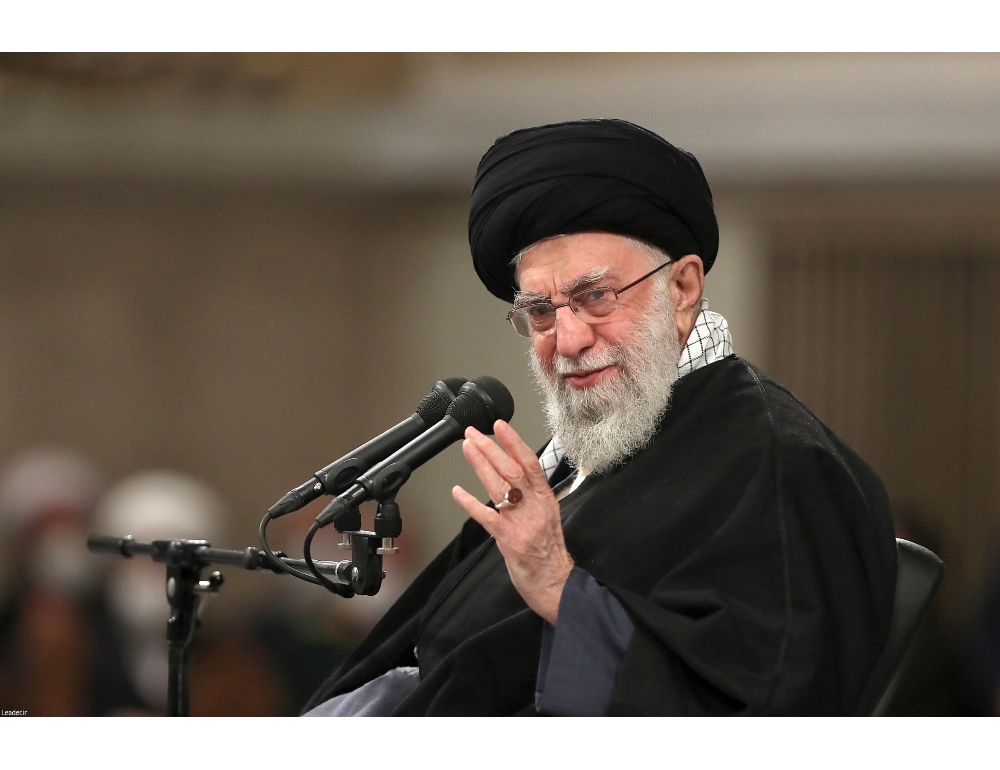 Iran: Khamenei, togliersi il velo islamico è proibito