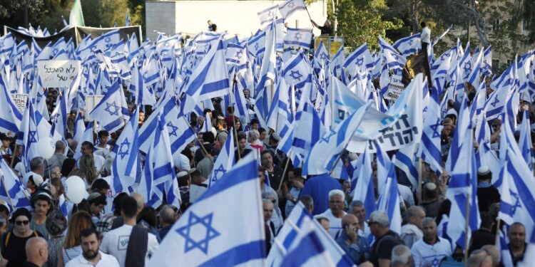 100-200 mila contro la Corte Suprema. Netanyahu