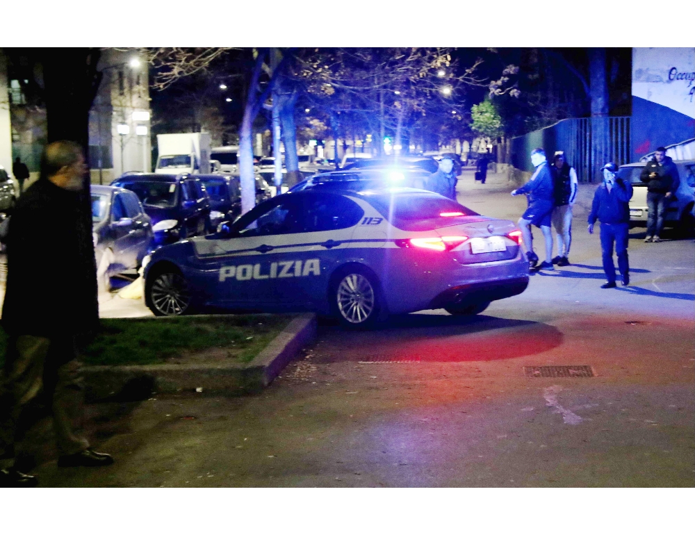 Le offre aiuto e la violenta, Polizia ferma un 37enne a Milano