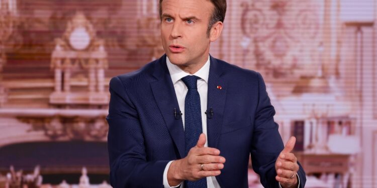 Discorso in tv del presidente ai francesi in piena crisi sociale