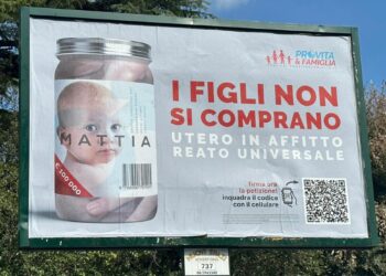 Bimbo in barattolo e scritta:'Utero in affitto reato universale'