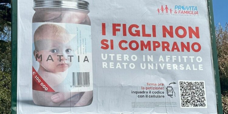 Bimbo in barattolo e scritta:'Utero in affitto reato universale'