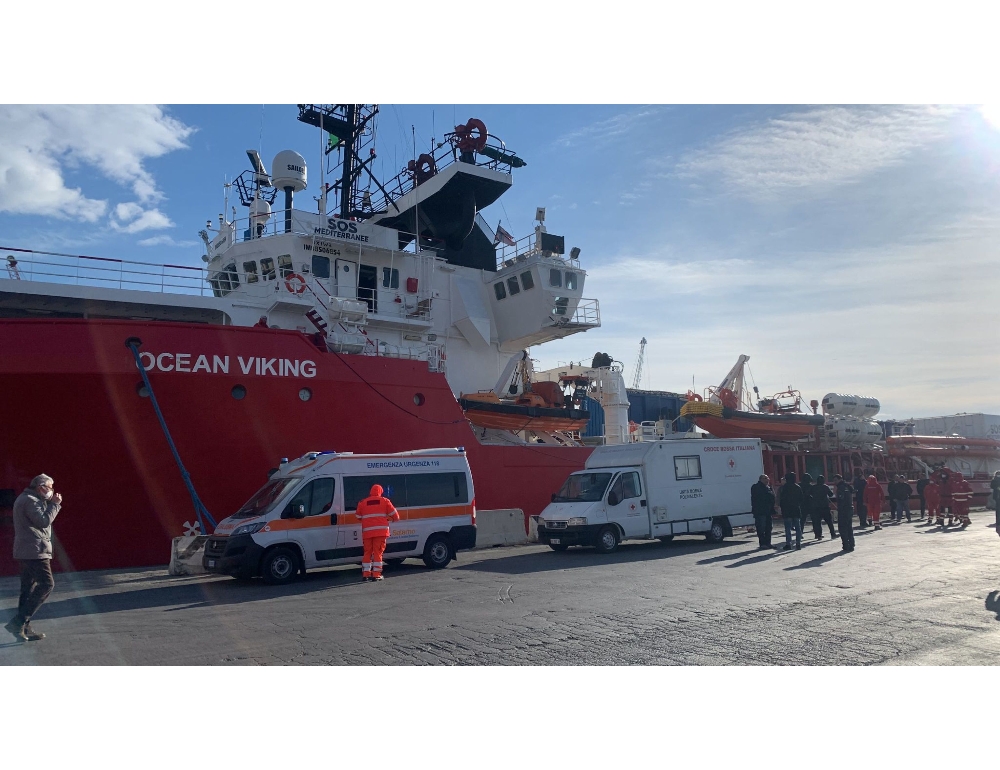 Migranti: la Ocean Viking ha attraccato a Salerno