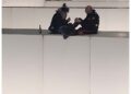 Si è seduto con lei sul ponte e l'ha aiutata a tornare indietro