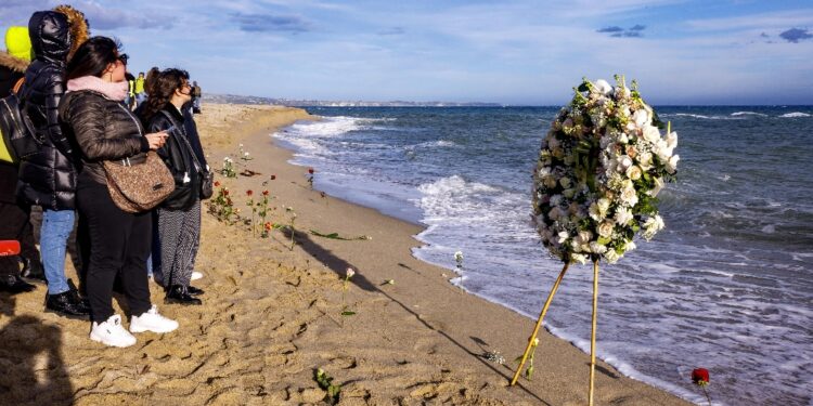 E' un giovane di circa 20 anni. Era sulla spiaggia