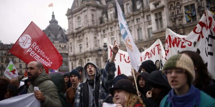 Cariche della polizia e lancio di sassi dai manifestanti