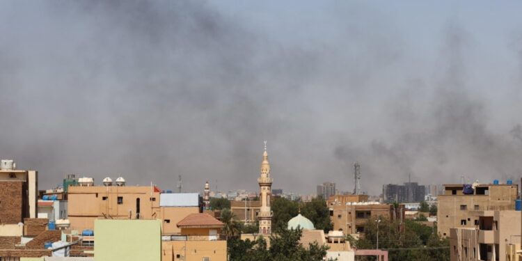 Le esplosioni continuano a scuotere la capitale Khartoum