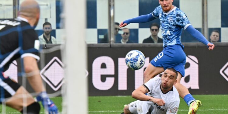 Alessandro Gabrielloni in azione contro l'Ascoli  (foto Roberto Colombo)