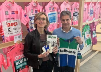 La direttrice del Museo, Carola Gentilini, con Bruno Astruc, donatore dei cimeli di Stephen Roche