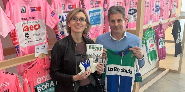 La direttrice del Museo, Carola Gentilini, con Bruno Astruc, donatore dei cimeli di Stephen Roche