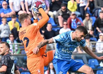 Una fase di Como-Genoa con una azione d'attacco di Cutrone fermata dal portiere avversario (foto Roberto Colombo)