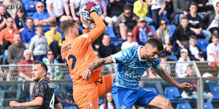 Una fase di Como-Genoa con una azione d'attacco di Cutrone fermata dal portiere avversario (foto Roberto Colombo)