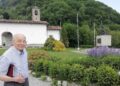 Elio Ponti al Ghisallo davanti al Santuario e al Monumento al Ciclista, da lui realizzato