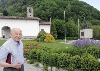 Elio Ponti al Ghisallo davanti al Santuario e al Monumento al Ciclista, da lui realizzato