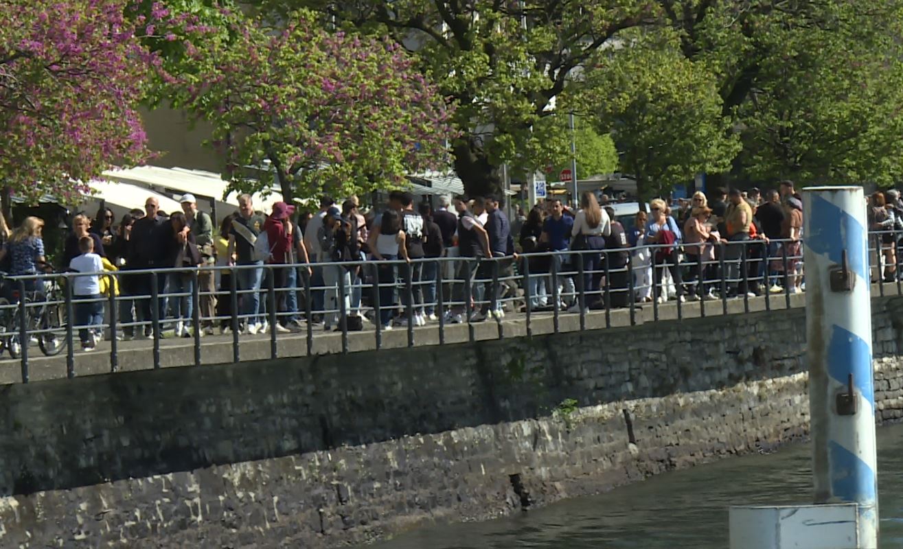 Folla in città, code alla navigazione e alla funicolare. Il lago resta sporco