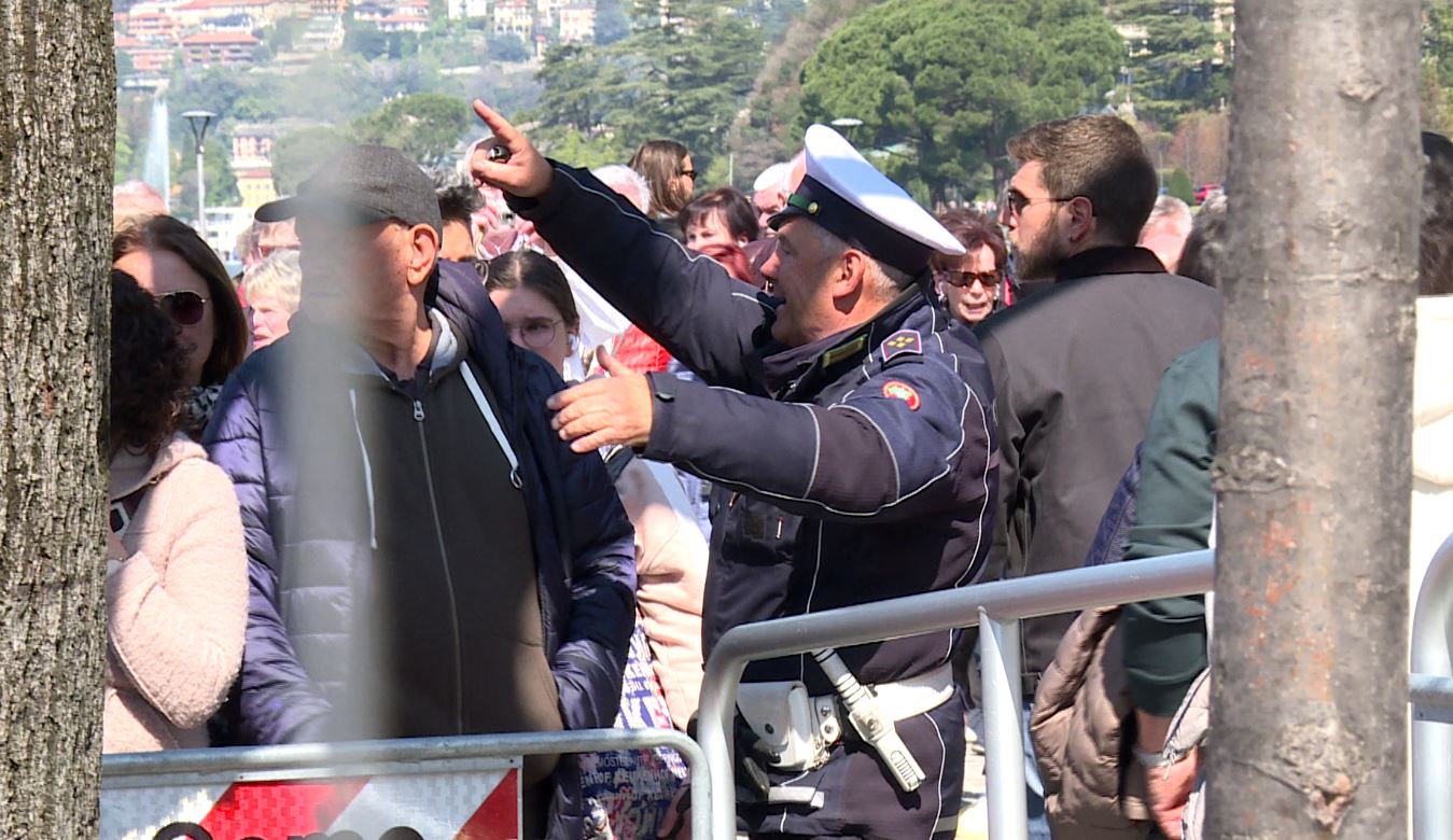 Lungolago di Como, chiusa nella tarda mattina la passerella pedonale per i troppi turisti