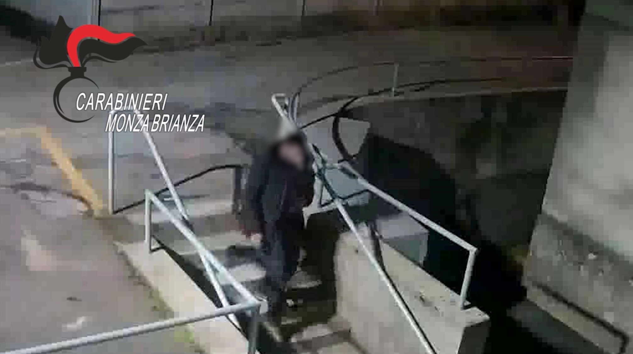 Piromane seriale denunciato dai carabinieri, incendiate 28 auto tra Como e la Brianza