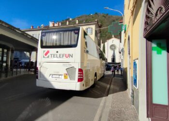 Bus turistico bloccato in via Torno