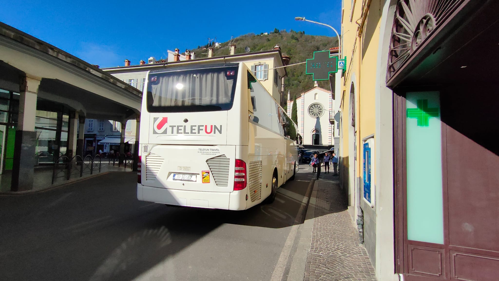 Bus turistico bloccato in via Torno, traffico e disagi sulla Lariana