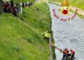 Erba, cade nel Lambro. Salvato dai vigili del fuoco