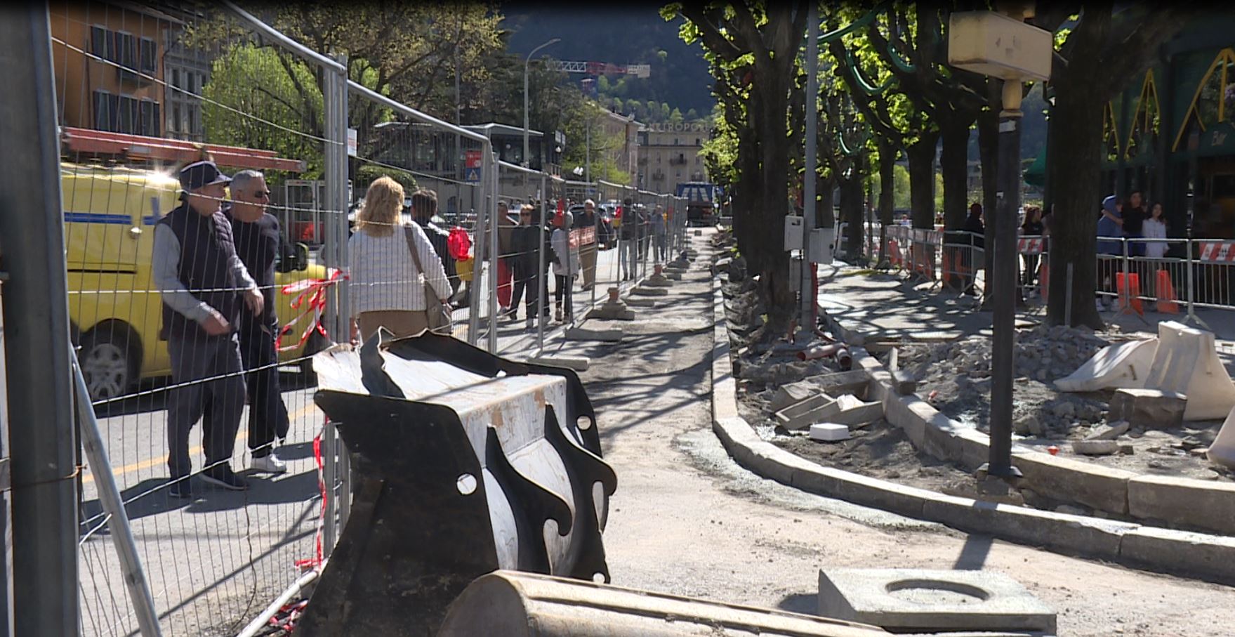 Arredi del lungolago di Como. Mancano ancora le fioriere, si lavora alla pista ciclabile