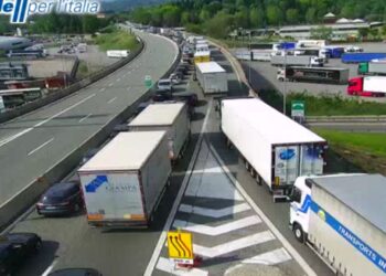 Autostrada A9, ennesima giornata da incubo: città paralizzata dal traffico