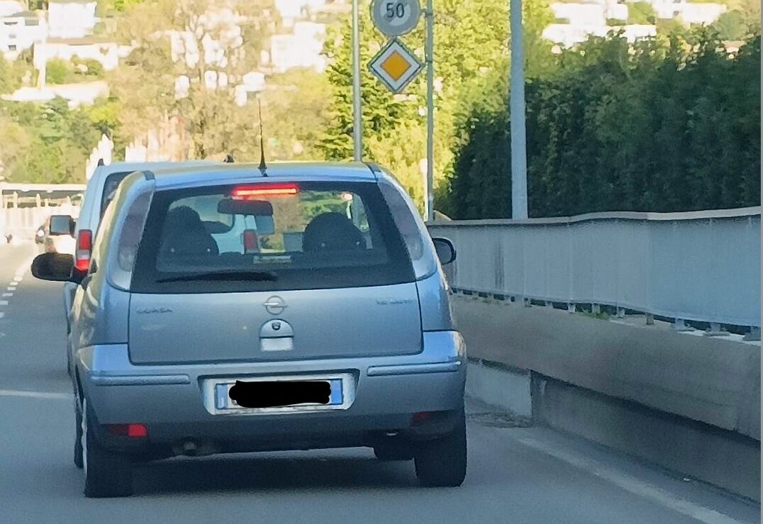 Quadri (Lega dei Ticinesi) attacca gli italiani sulle automobili: “Ruote sgonfie e fari rotti”