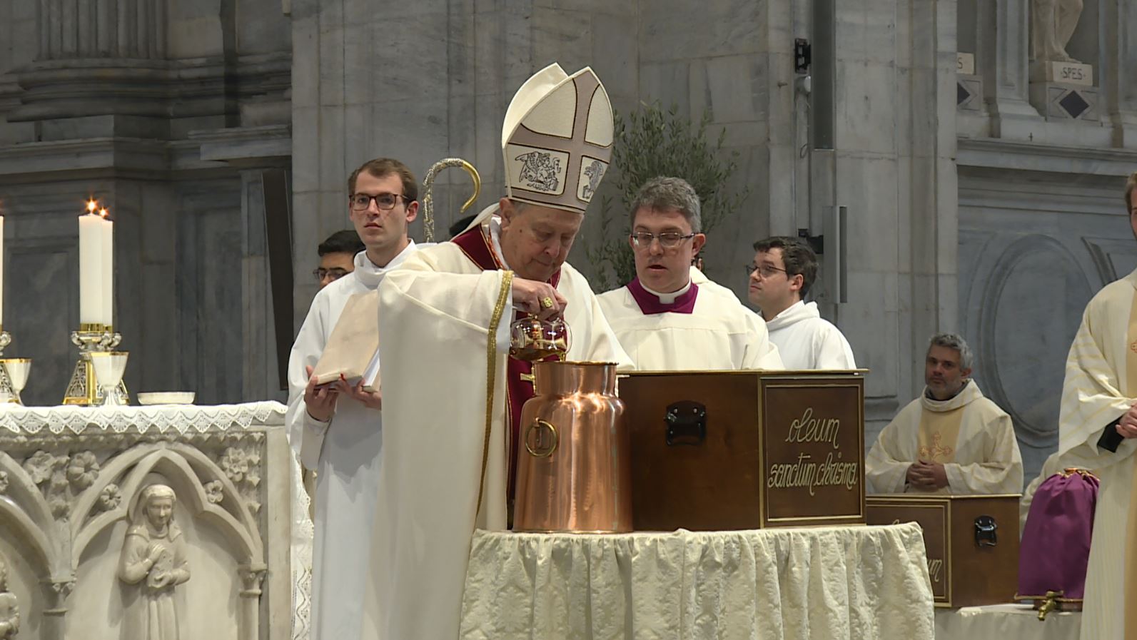 La messa del Crisma in Cattedrale. Il cardinale: “Tempo di crisi della fede, serve una riforma”