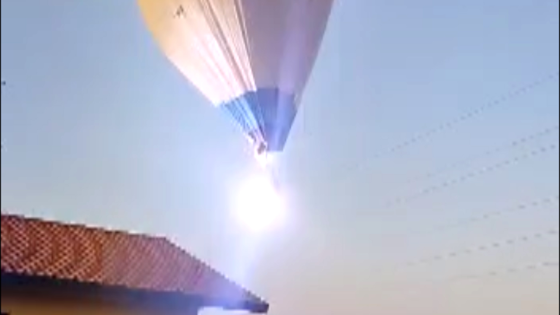 VIDEO – Mongolfiera urta i cavi dell’alta tensione: il boato, la scarica elettrica, le fiamme. Le immagini dell’incidente