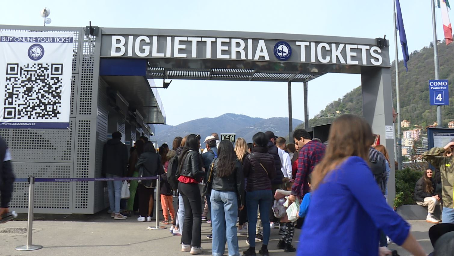 Navigazione, a Pasqua boom di turisti. Code e disagi, aggiunto un mezzo nel weekend