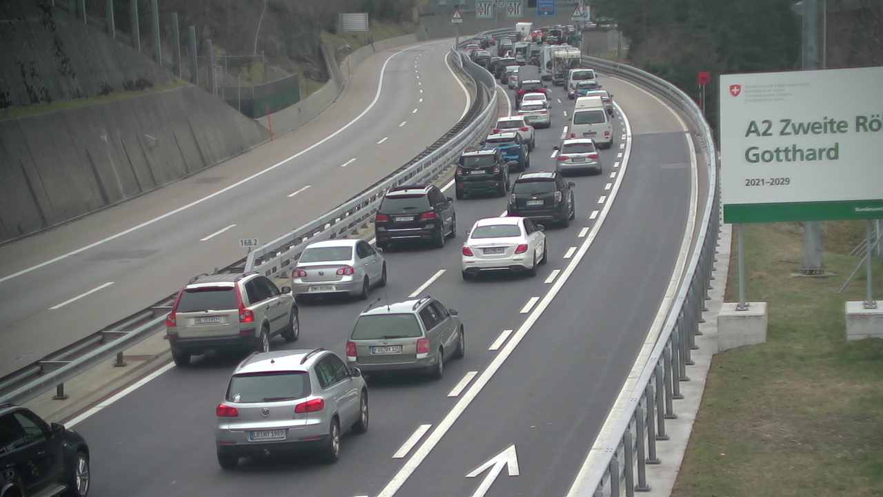 Pasqua, l’esodo dalla Svizzera all’Italia.  Nel pomeriggio 19 chilometri di coda al San Gottardo