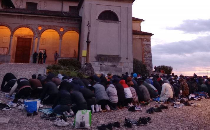 Cantù, preghiera islamica sul sagrato della chiesa. Lega all’attacco, la replica del Pd