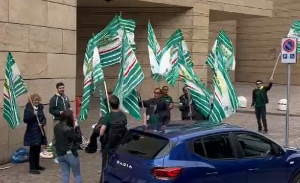 Casinò di Campione, salari troppo bassi: il presidio dei lavoratori del servizio di pulizie