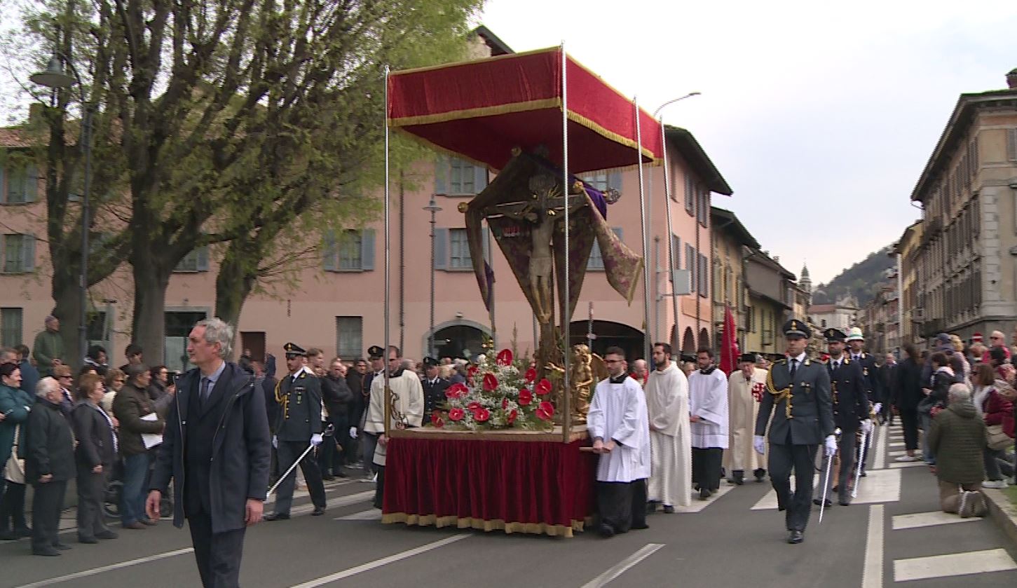 La processione del Crocifisso, il cardinale Cantoni: “Il Signore è passato per sciogliere le nostre catene”