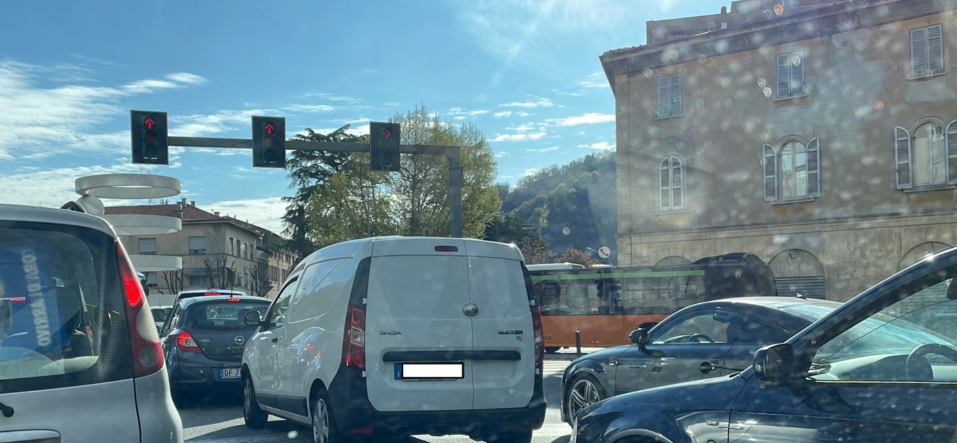 Il copione si ripete. Lavori in via Per Cernobbio, limitazioni sul lungolago e traffico nel caos