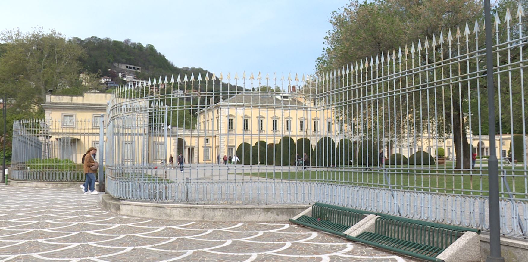 Villa Olmo, riparato il cancello pericolante