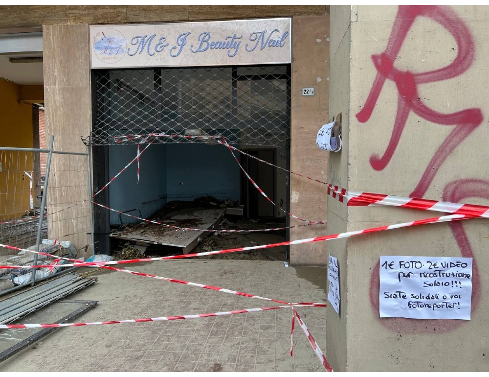A Bologna cartelli ironizzano sul 'turismo fotografico'