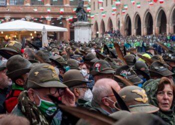 Domani striscione sul tema sulla facciata della sede municipale