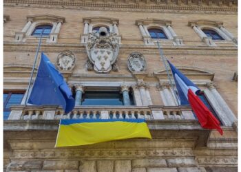 Bandiere a mezz'asta a Palazzo Farnese