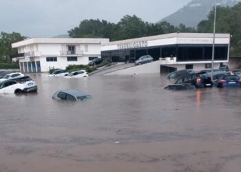 Sommersa una concessionaria di auto