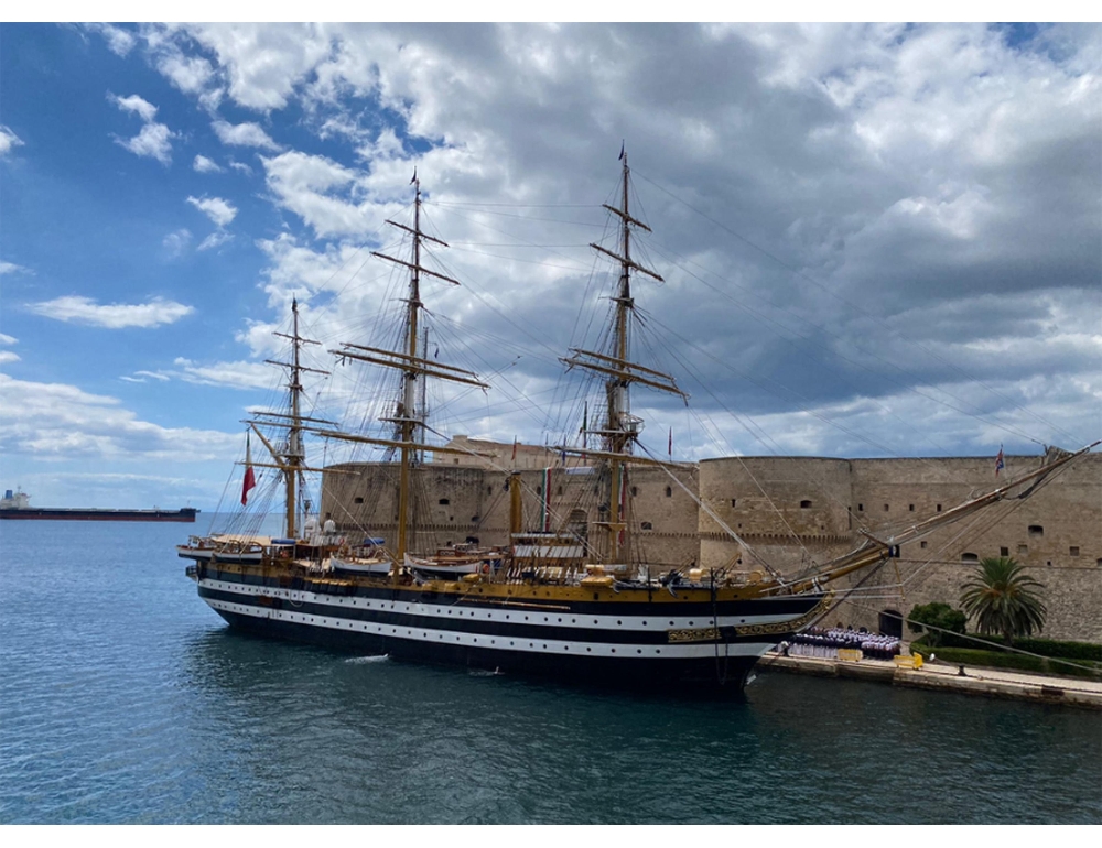 Cadde dal pennone dell’Amerigo Vespucci e morì, 4 condanne