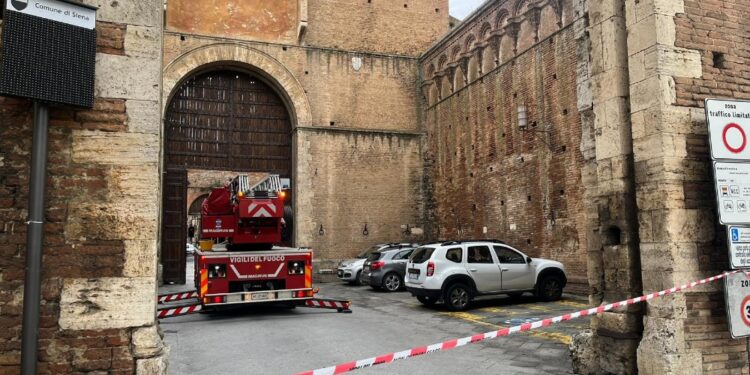 A terra pezzi di mattone e una passante ha dato l'allarme